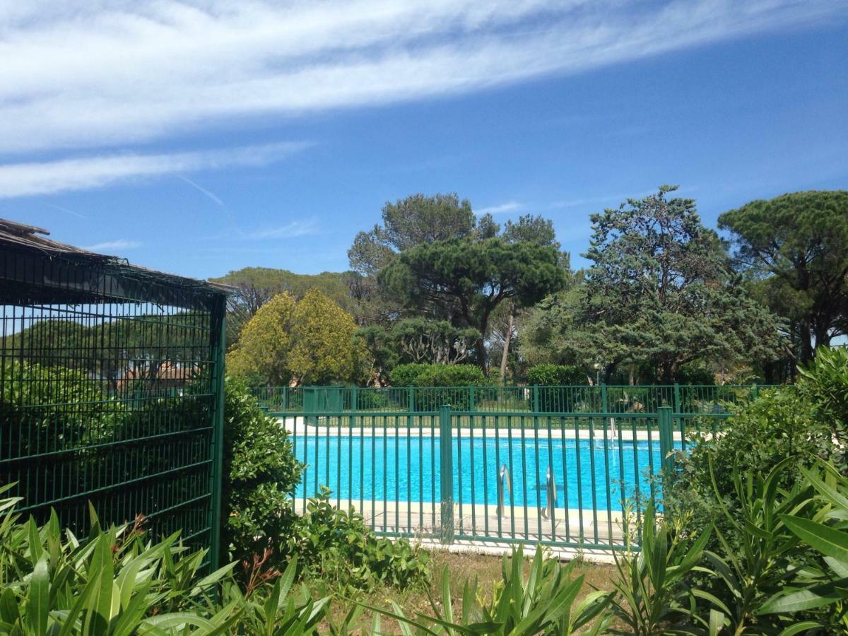Agréable studio proche StTropez Piscine et Tennis Gassin Exterior foto